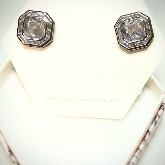 BP JEWELRY Elegant Silver Stud Earrings - Picture 1 of 2
